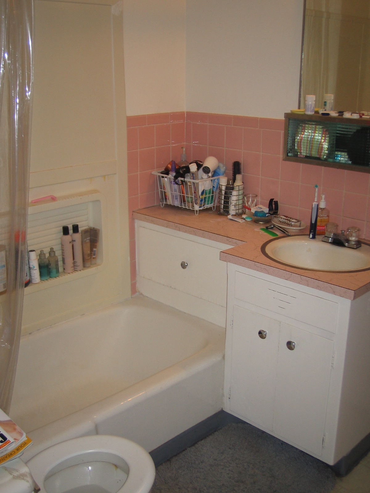 another photo of the bathroom before